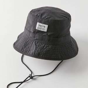 Black safari bucket hat with reinforced brim and crinkled cotton fabric